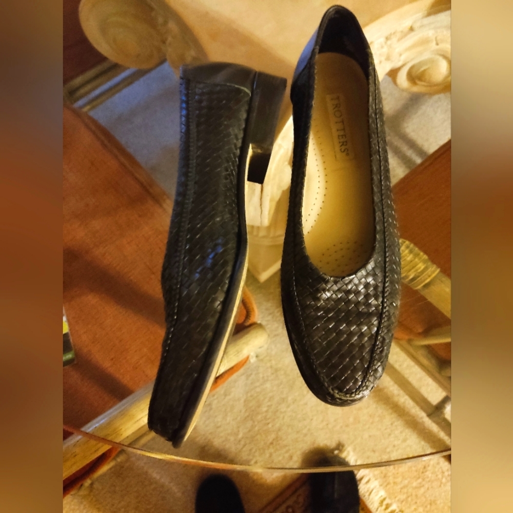 Trotters Women's Basket Weave style Size 11N Slip-On Loafers Black Leather